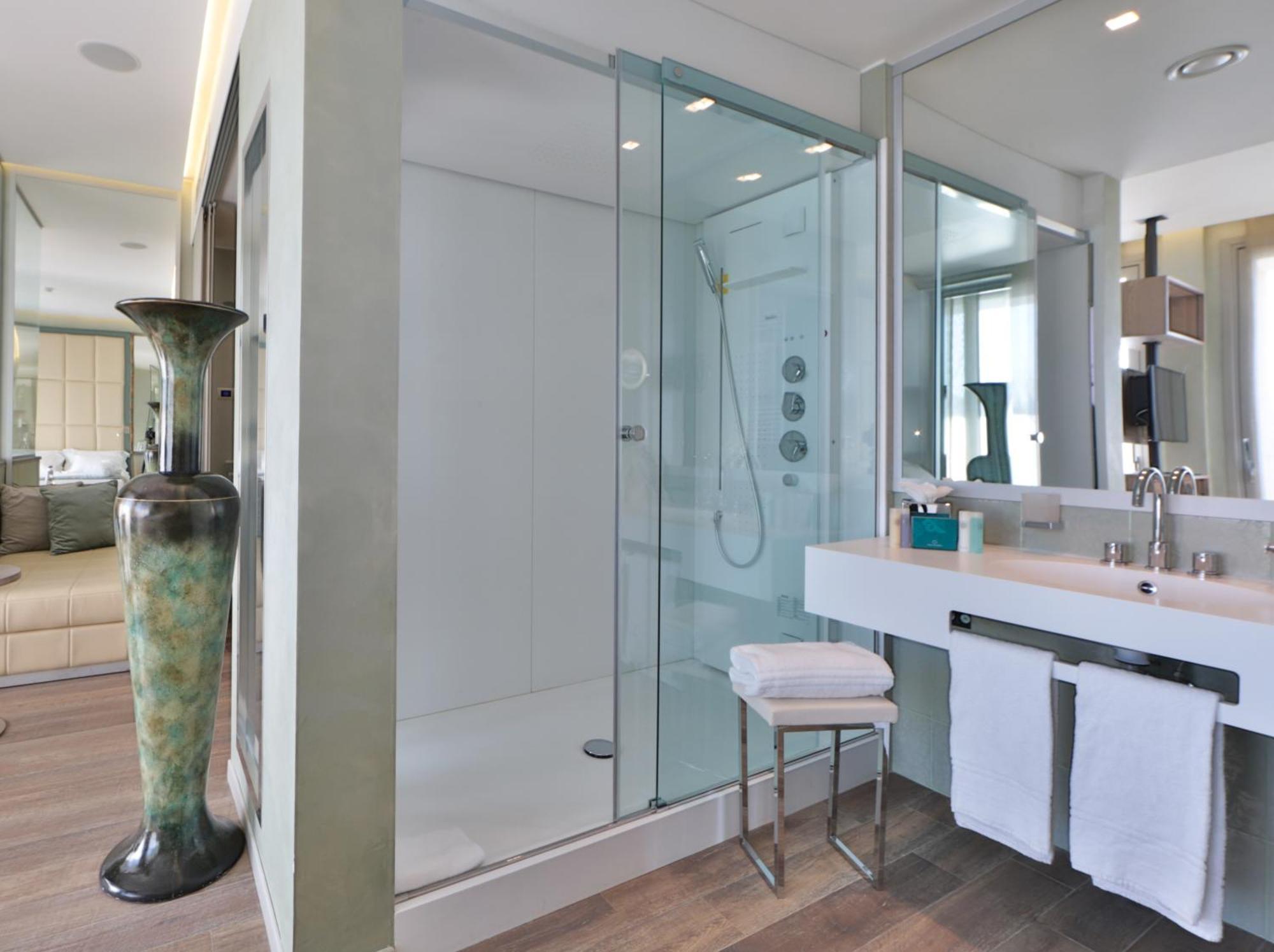 Ville Sull'Arno Florence Exterior photo A shower enclosure